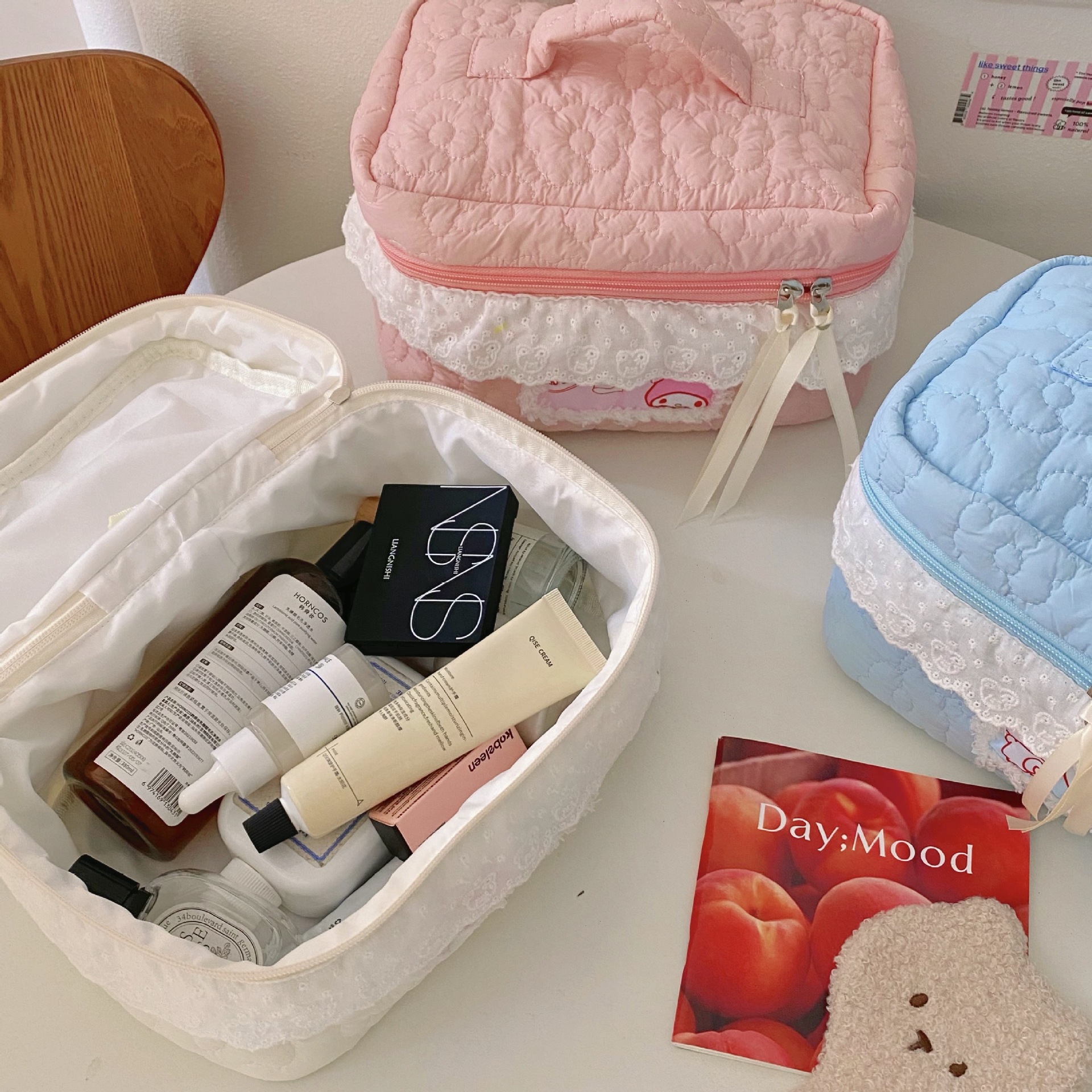 Lace candy-colored cartoon makeup bag, large-capacity storage bag, student portable travel toiletries bag, hand-held storage bag Specification drawing