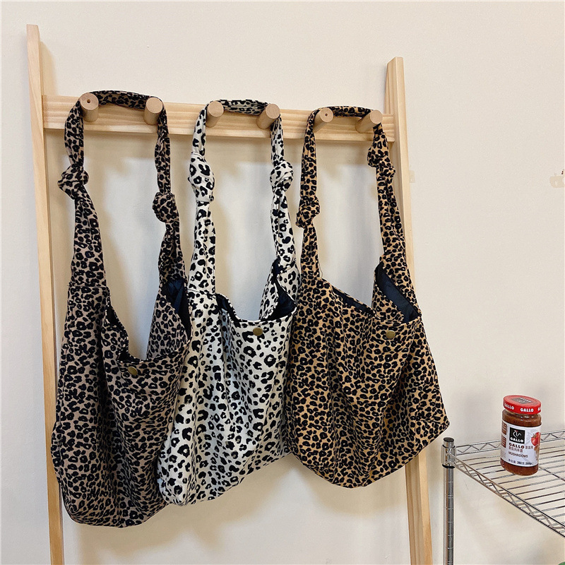 1482 chic leopard print buckle crossbody bag, large-capacity single-shoulder shopping bag, student canvas bag for girls wholesale Application Scenario
