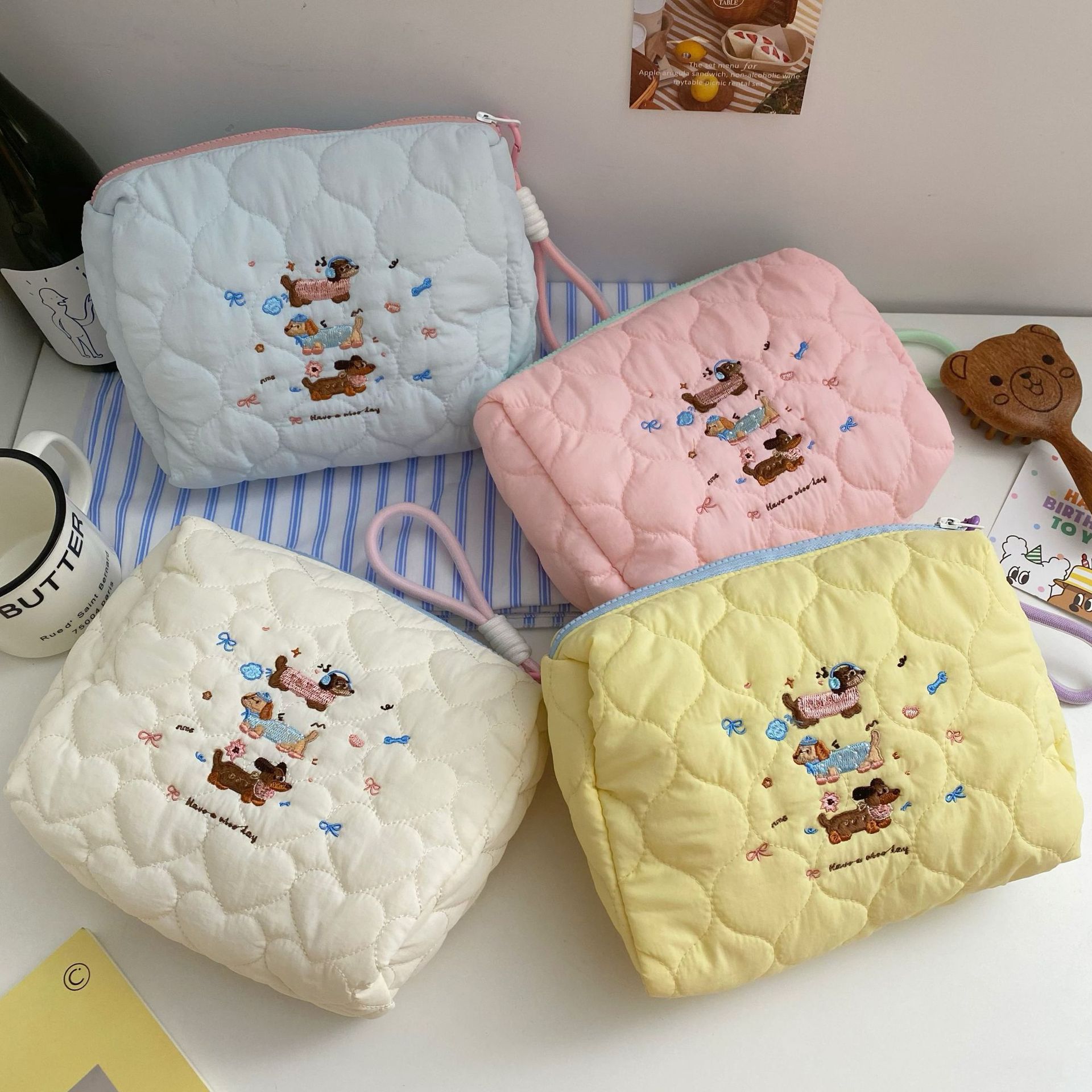 Cute embroidered puppy makeup bag, portable hand-held bag with lanyard, large capacity travel skin care products, hand-held bag mouth red envelope full figure