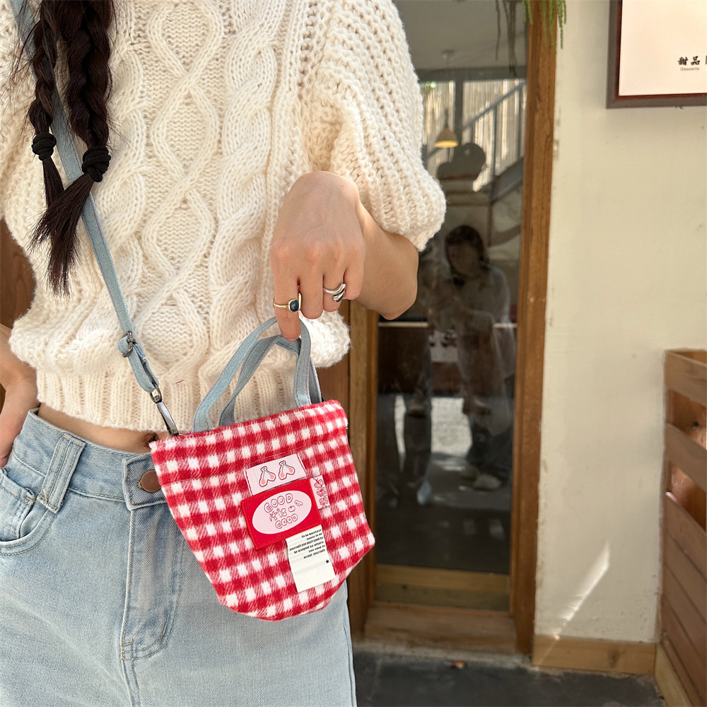 48141 Korean version ins woolen checkered Tote bag for Women 2024 New stylish and Versatile commuter crossbody handbag Application Scenario