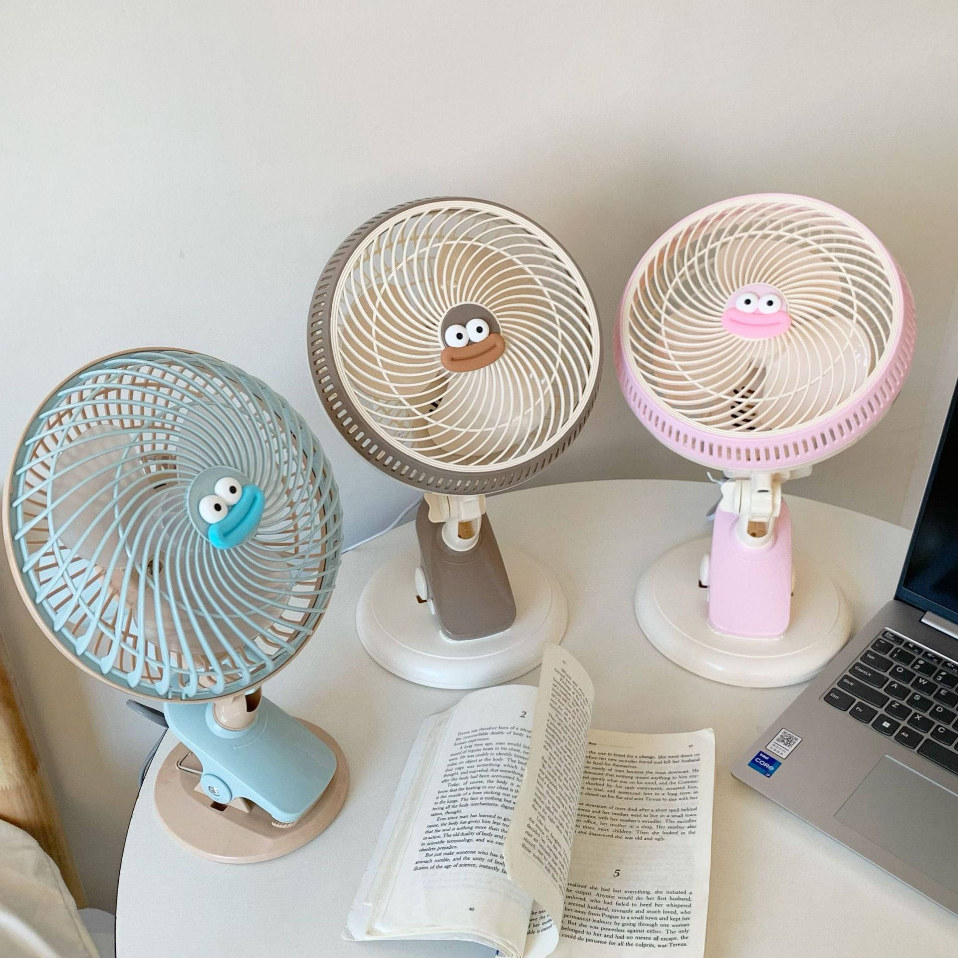 A silent clip-on small bedside fan, 2025 new model for female student dormitories, bedside office desktop oscillating electric fan full figure