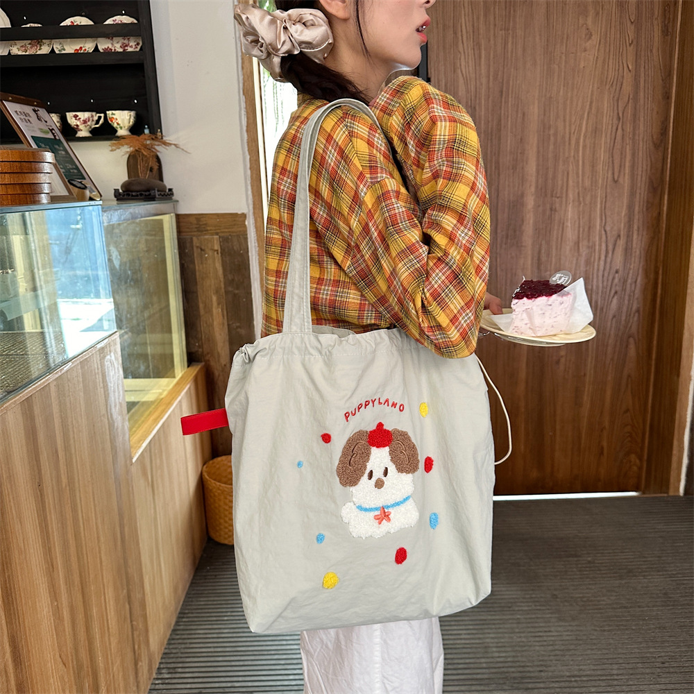 4931 Korean version Instagram cute and versatile single-shoulder bag, travel canvas bag, large capacity student commuting bag for classes, women Application Scenario