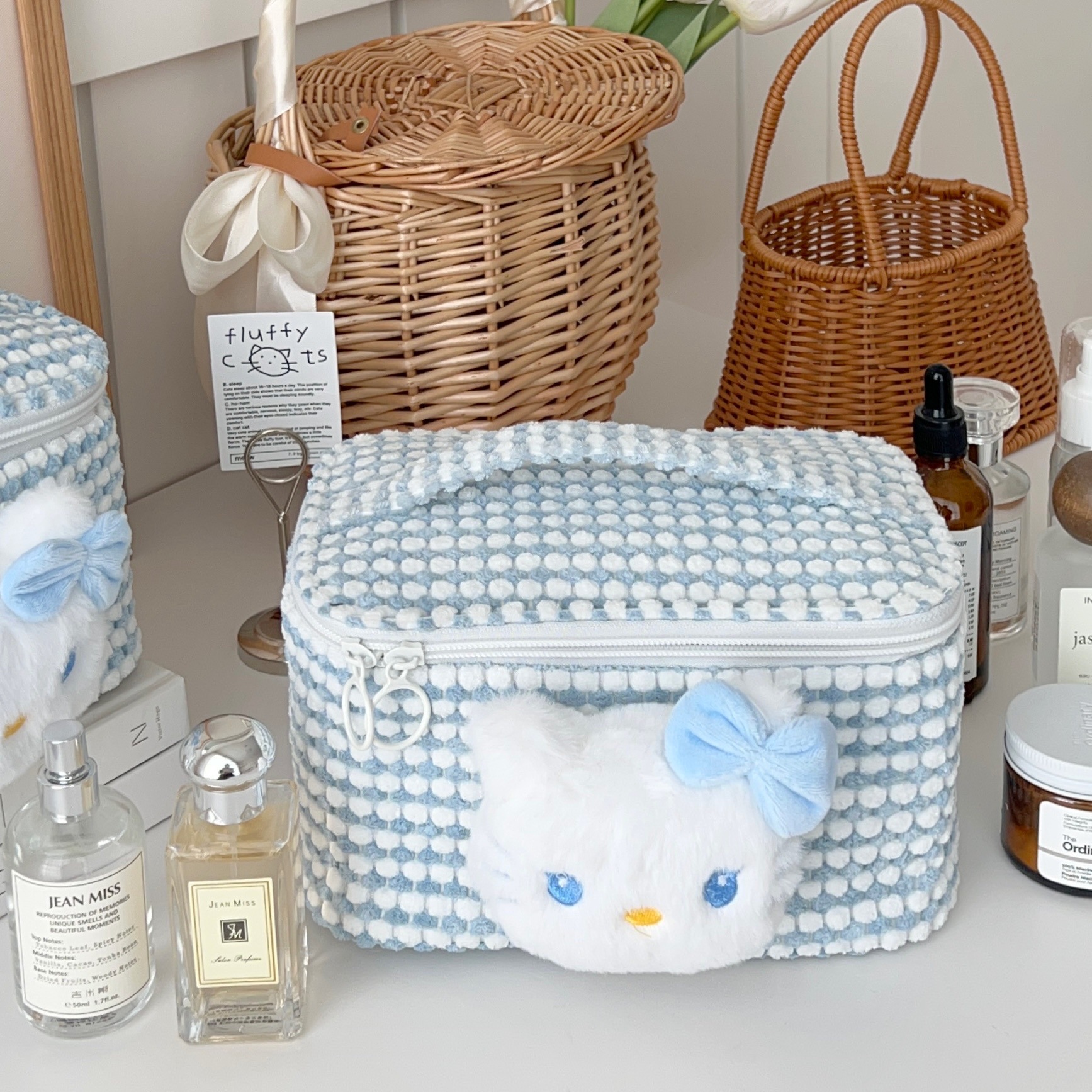 Cute blue cat makeup bag with a cute chanel-style design, portable large-capacity travel toiletries bag, and cosmetics storage bag Specification drawing