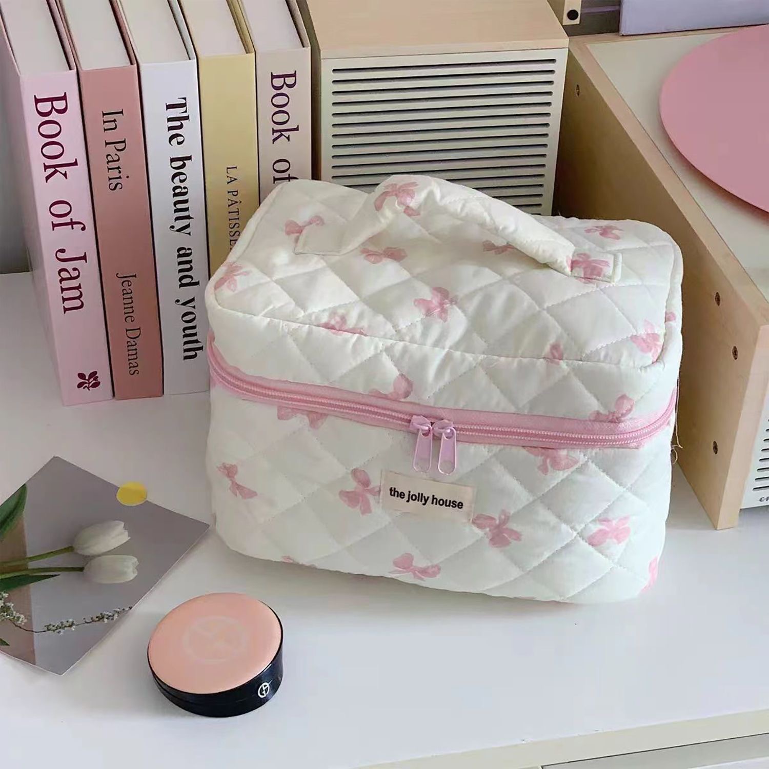 Quilted white background bow makeup bag, fresh and cute student portable storage bag, toiletry bag, large-capacity bag details Picture