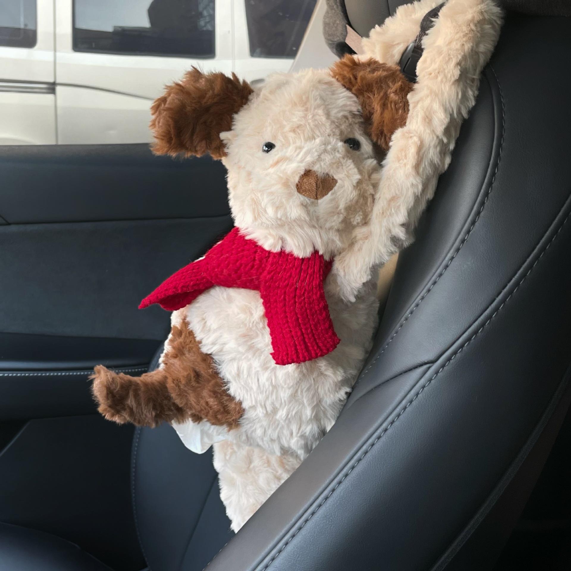 Coffee-colored dog car tissue box, cute doll tissue box, car pendant, creative toy, plush car interior decoration Application Scenario