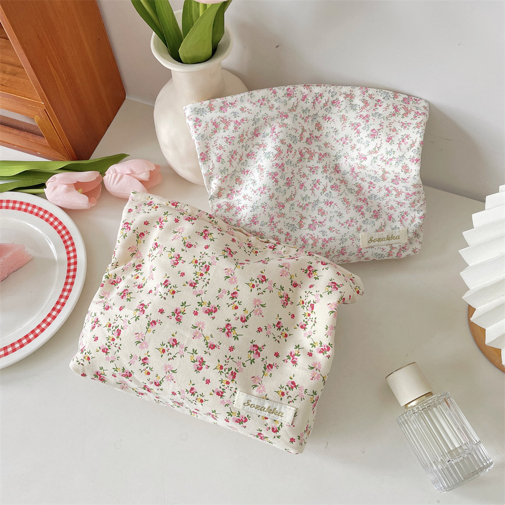 5641 Korean-style ins fresh and delicate floral large-capacity makeup bag, a storage and organization bag for cosmetics and lipsticks when going out Application Scenario