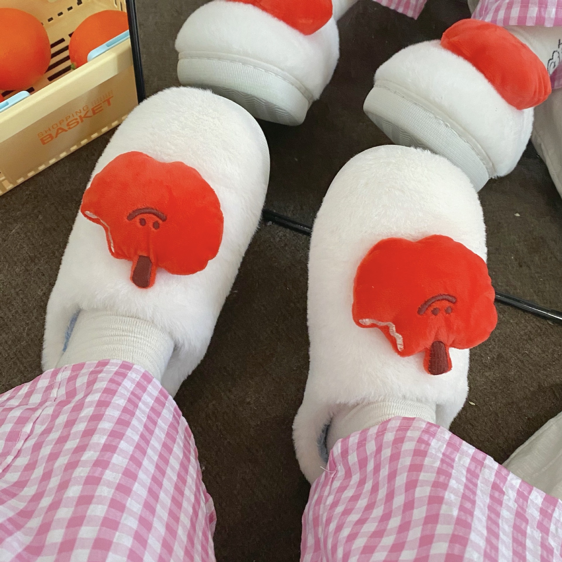 Original cartoon apple plush slippers for women, indoor use for autumn and winter, warm couple plush slippers, guest slippers Application Scenario