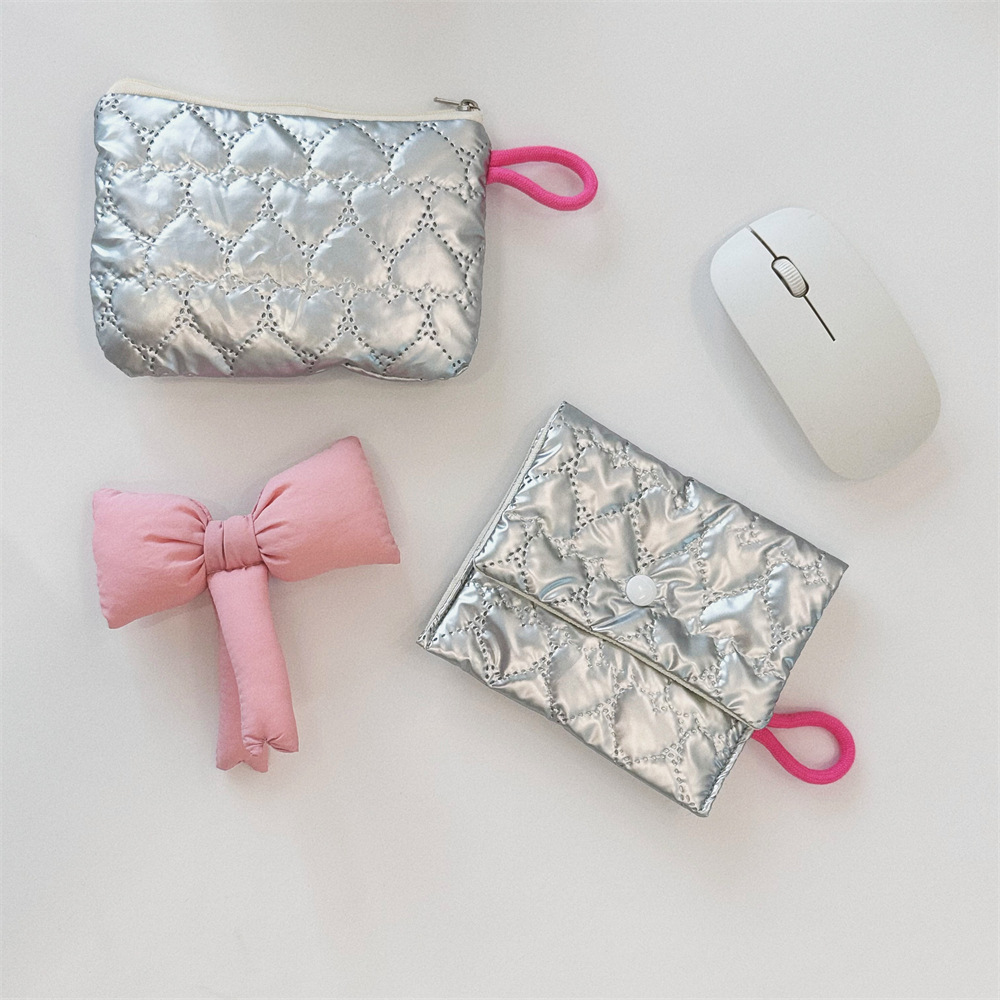4731 Instagram blogger's diamond-shaped silver heart-shaped clutch, cosmetic pocket, portable storage hygiene bag Application Scenario