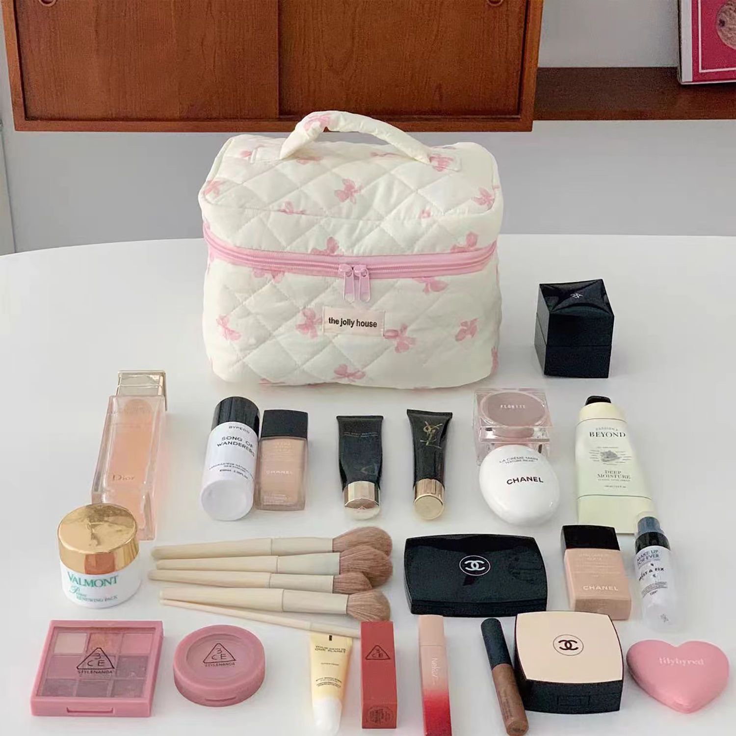 Quilted white background bow makeup bag, fresh and cute student portable storage bag, toiletry bag, large-capacity bag Application Scenario