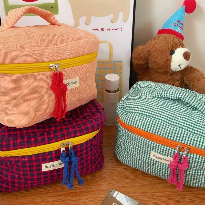 Creative color-blocking checkered makeup bag for women, large-capacity makeup brush storage bag for Instagram, portable hand-held travel bag for going out Application Scenario
