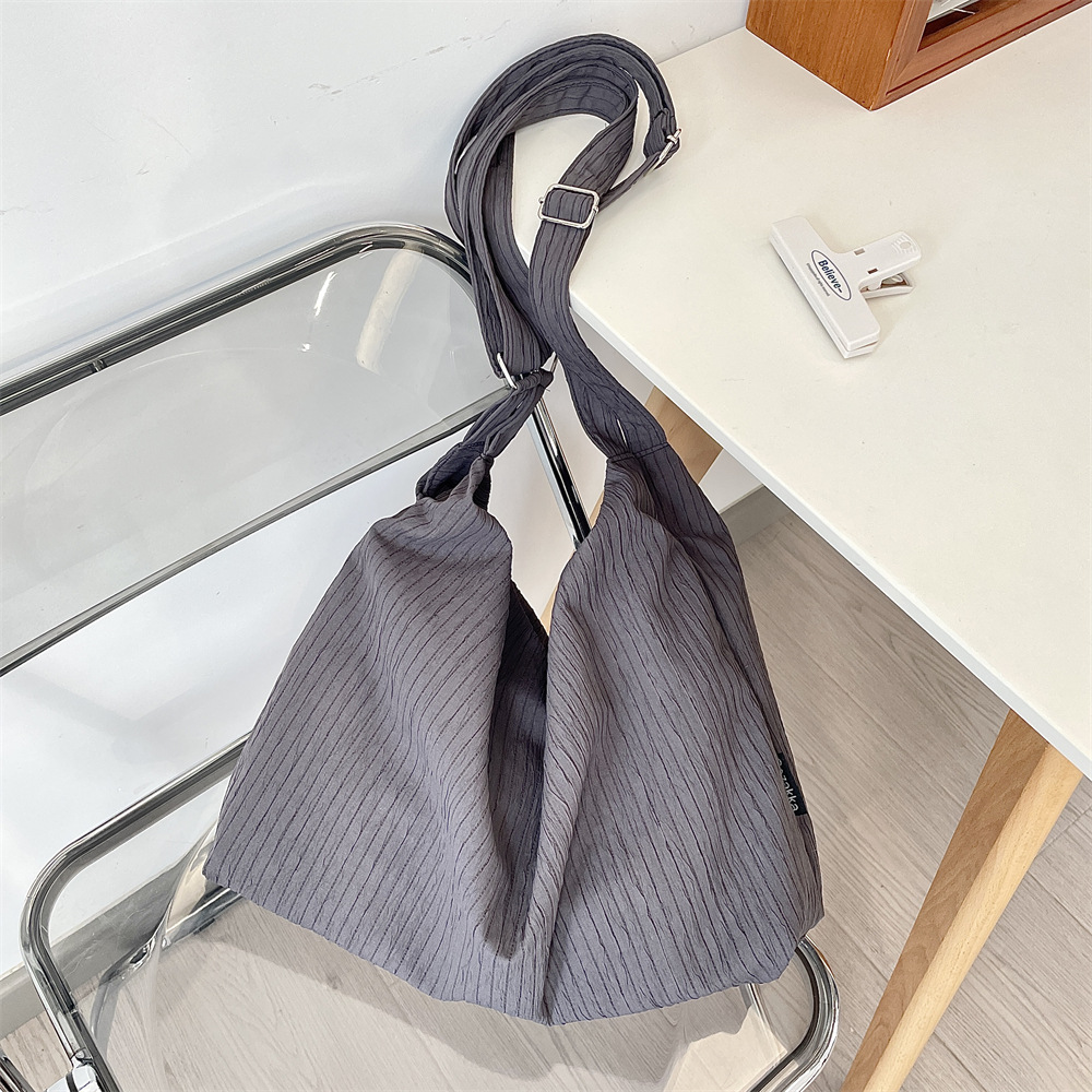 53182 Korean niche canvas bag for women, 2025 New large-capacity commuter crossbody bag, adjustable single-shoulder bag Specification drawing