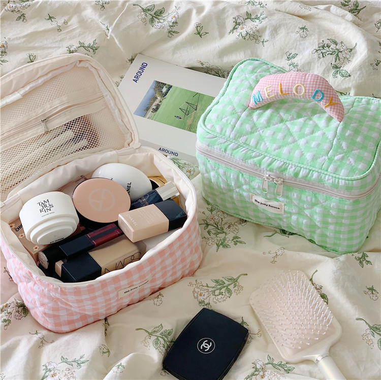 Korean style Instagram checkered makeup bag, high appearance level, large-capacity portable cosmetics storage bag, toiletry bag, high-end feel for women full figure