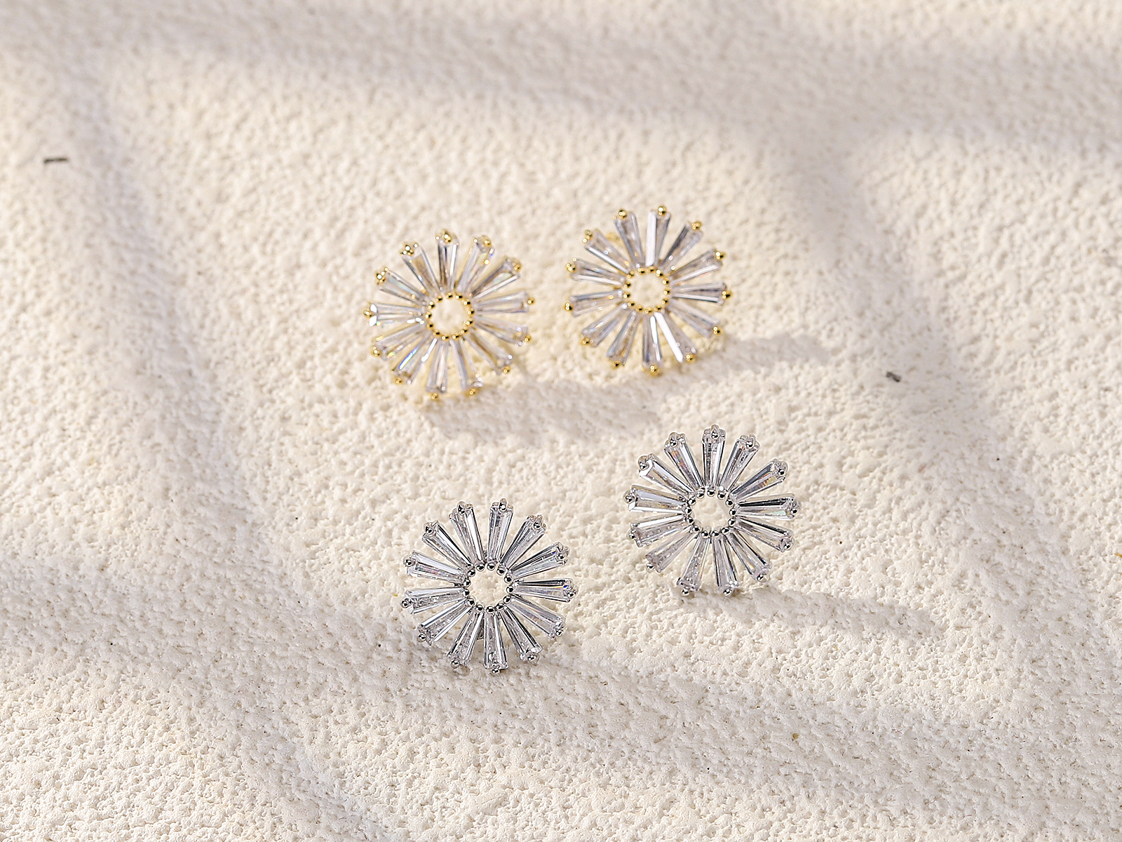 Xuhui brand exquisite and light luxury copper plated with real gold and zirconia 925 silver needle hollowed-out snowflake earrings, fashionable and elegant Application Scenario