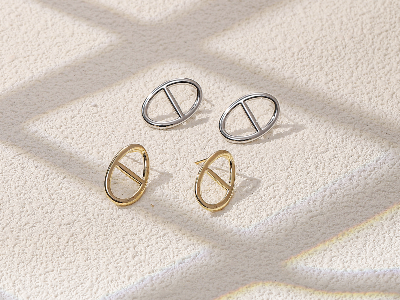 Xuhui brand exquisite and light luxury copper plated with real gold and zircon inlaid 925 silver needle pig nose stud earrings, fashionable and elegant Application Scenario