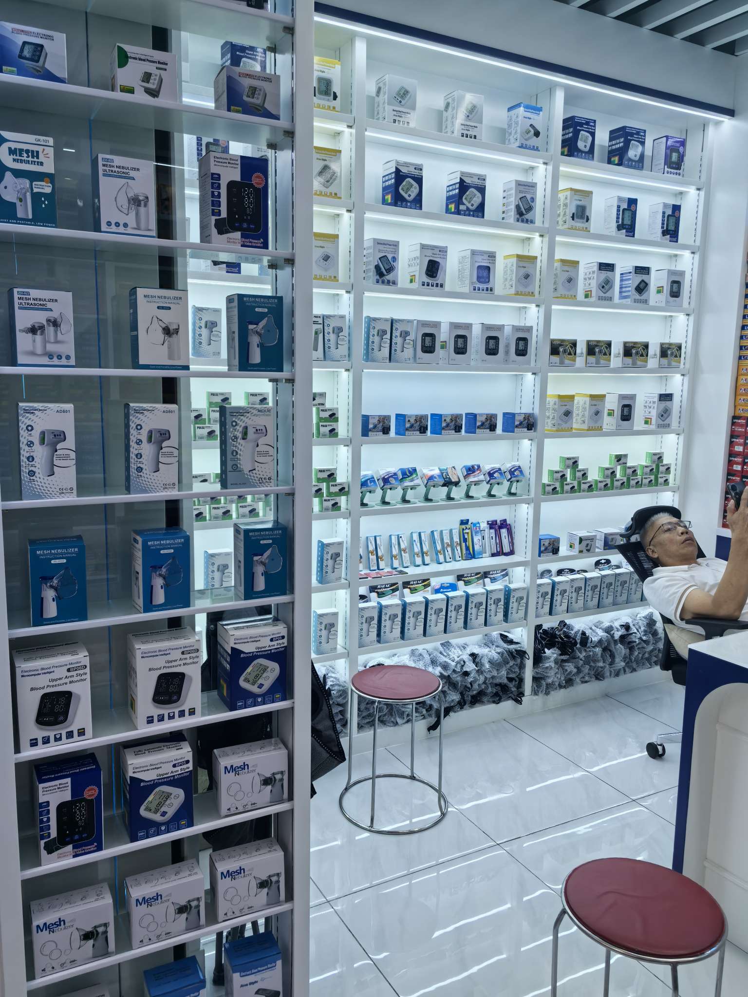 High-precision instruments and meters, infrared thermometers, green light distance meters, portable devices for temperature and humidity monitoring Specification image