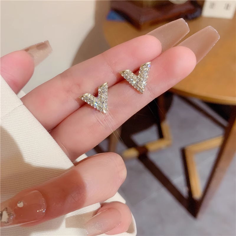 Xuhui brand exquisite and light luxury copper plated with real gold and zirconia 925 silver needle letter V stud earrings, fashionable and elegant full figure