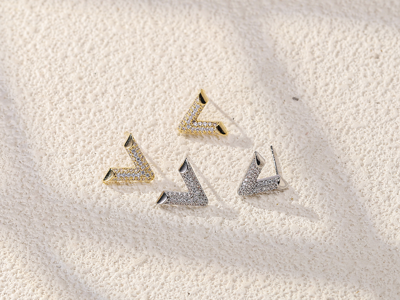 Xuhui brand exquisite and light luxury copper plated with real gold and zirconia 925 silver needle letter V stud earrings, fashionable and elegant Item Picture