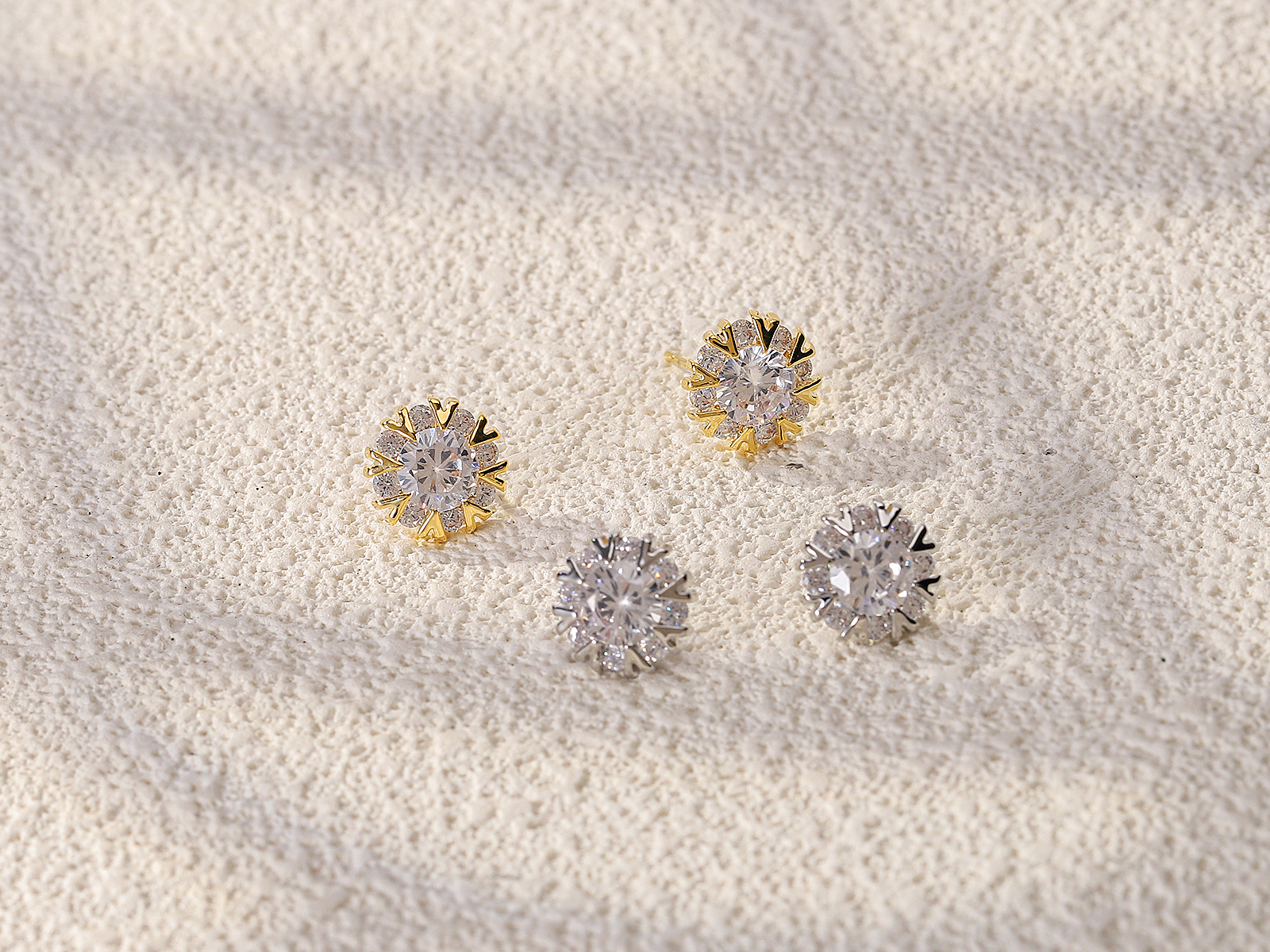 Xuhui brand exquisite and light luxury copper plated with real gold and set with zircon 925 silver needle full zirconium snowflake earrings, fashionable and elegant Item Picture