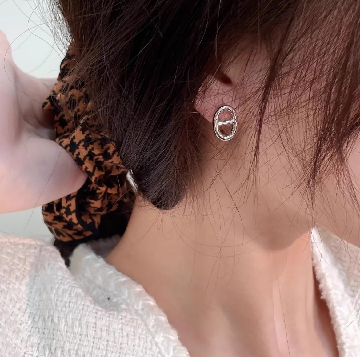 Xuhui brand exquisite and light luxury copper plated with real gold and zircon inlaid 925 silver needle pig nose stud earrings, fashionable and elegant full figure