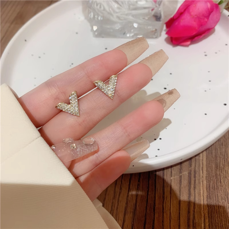 Xuhui brand exquisite and light luxury copper plated with real gold and zirconia 925 silver needle letter V stud earrings, fashionable and elegant Specification drawing