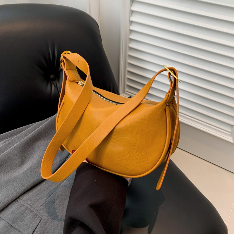 The 2024 autumn and winter collection of fashionable dumplings, solid color, soft dough, hand-held, shoulder, crossbody and underarm bag, is a cross-border trend for women full figure