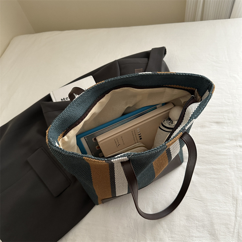 The new large-capacity commuting striped canvas bag and travel handbag of the casual single-shoulder tote bag for women in 2025 are selling well Application Scenario