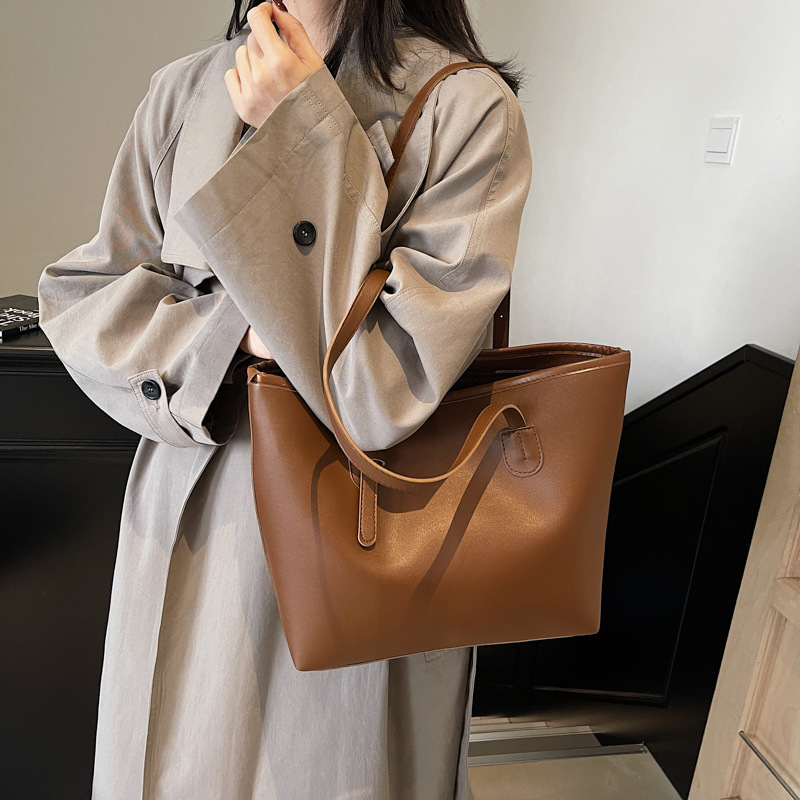 This high-capacity winter large bag is a versatile single-shoulder bag for women in 2024, featuring a fashionable, high-quality and stylish commuter tote bag Specification drawing