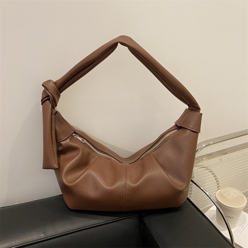 Korean-style ins large-capacity retro soft skin pleated dumpling bag, laid-back style, casual and artistic commuting single-shoulder crossbody bag full figure