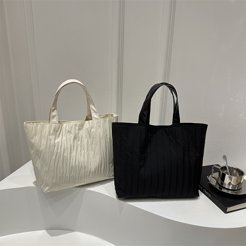 A new autumn/winter 2024 trendy solid color retro large-capacity single-shoulder bag for women, a versatile commuting handbag Application Scenario