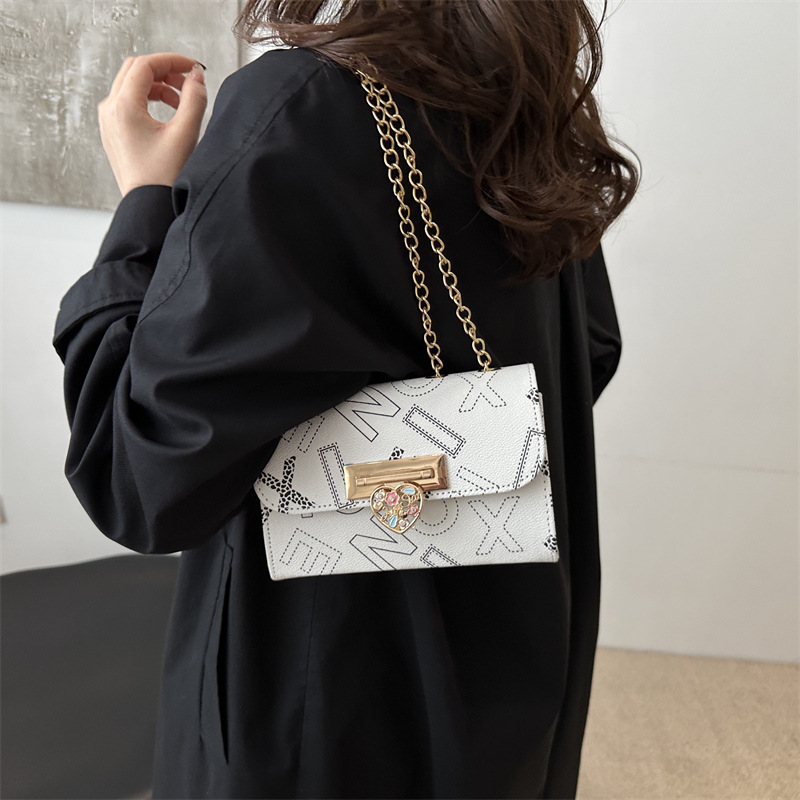 The new 2024 autumn collection features a niche design hand-held small square bag, which is fashionable, trendy and elegant. It is a chain single-shoulder crossbody bag details Picture
