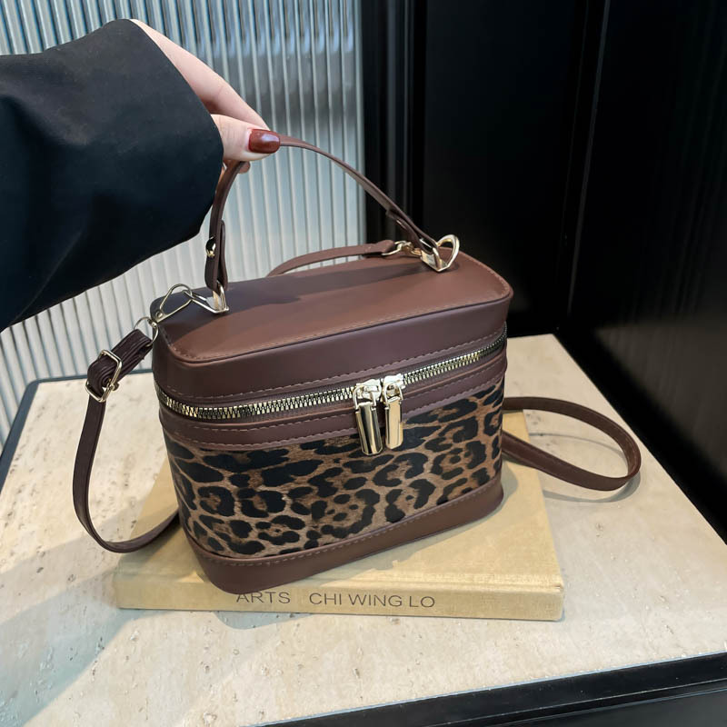 High-end leopard print small bucket bag for women 2025 new style, fashionable and versatile hand-held box bag, commuting single-shoulder crossbody bag full figure