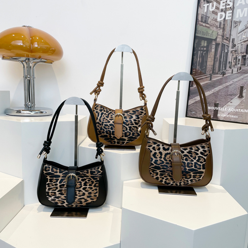 This year's 2024 new Korean-style versatile ins handbag with leopard print patchwork for commuting single-shoulder crossbody Application Scenario