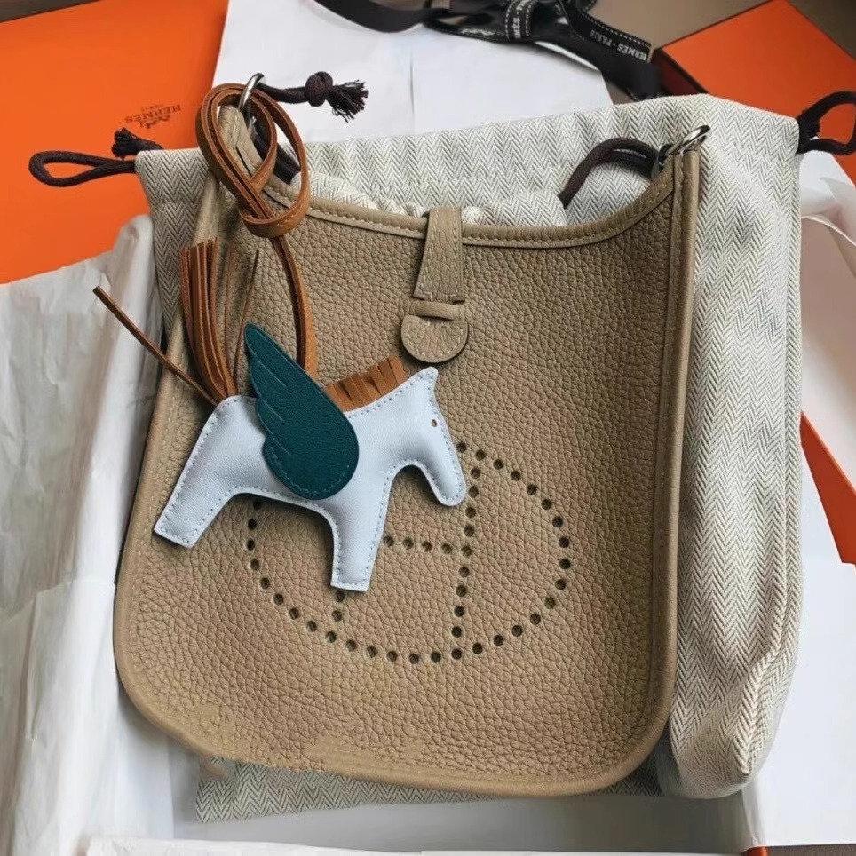 H family hand-sews high-end genuine leather angel Pegasus bag pendants, cute women's handbag pendants, car keychains Application Scenario