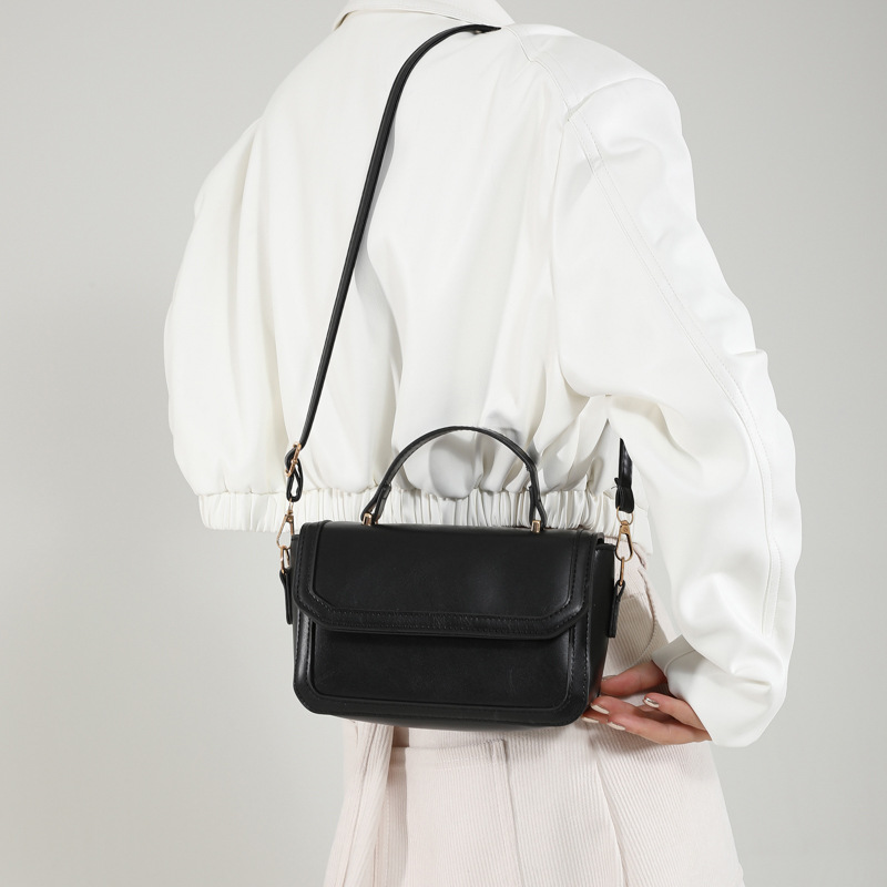 This year, small bags are in vogue. The new 2024 autumn and winter fashion hand-held small square bag is a versatile commuting single-shoulder crossbody bag details Picture