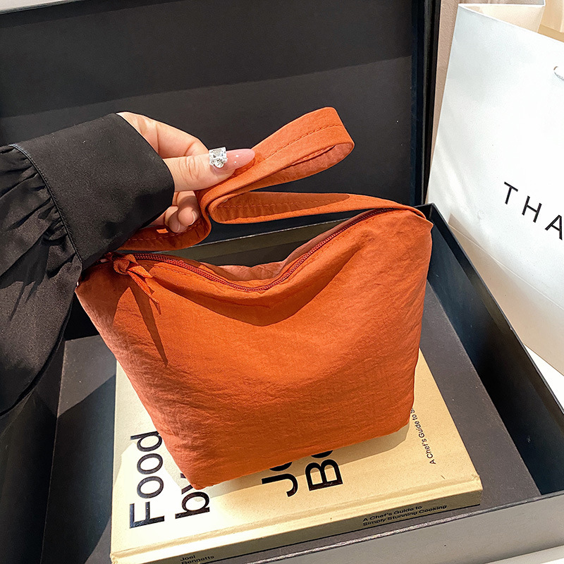 A niche pleated bag with a Korean-style commuting trend, large capacity 2024 cloud crossbody, artistic single-shoulder, and elegant bucket bag full figure