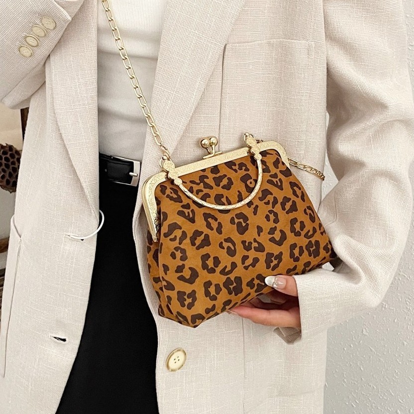 Chain fashion crossbody bag 2024, personalized and fashionable leopard print small bag, dinner bag, clip mouth box bag, one-piece consignment Application Scenario