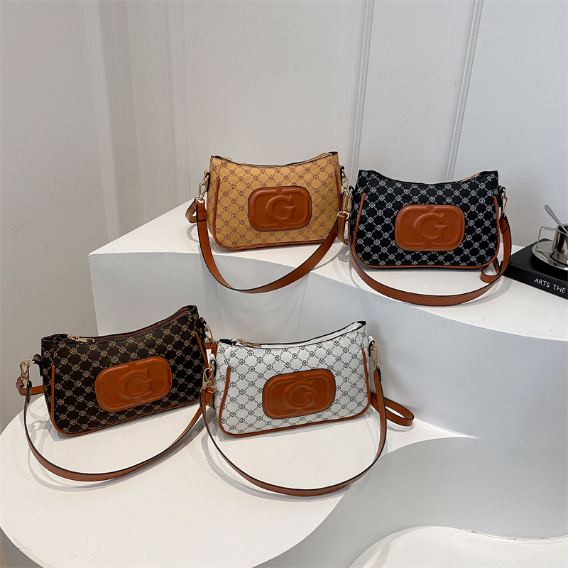 A new cross-border retro small square bag for women, a French fashion printed small square bag, a trendy and niche commuting single-shoulder crossbody bag Application Scenario