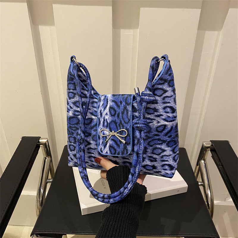 This year, the leopard print bucket bag is in fashion. It's a new high-capacity, versatile single-shoulder crossbody bag for women in 2024 full figure
