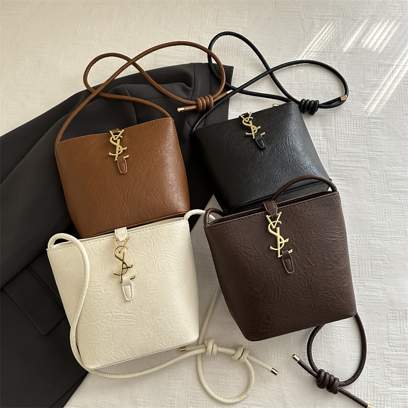 Cross-border women's bag 2024 New retro and fashionable single-shoulder hand-carry bucket bag, high-end and versatile, niche crossbody bag Application Scenario