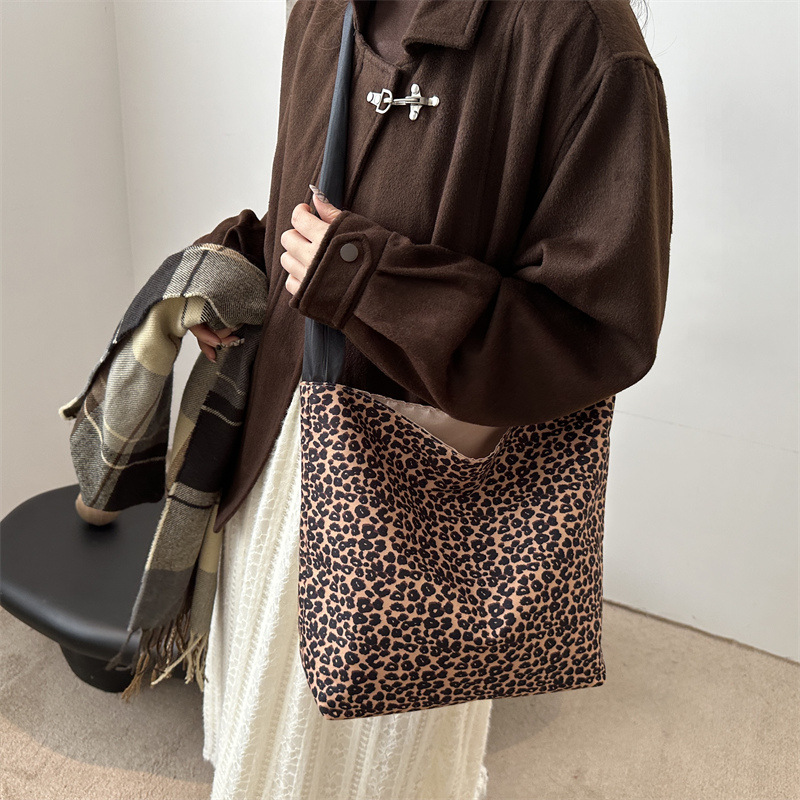 2025 New style simple, fashionable and individual design leopard print stylish large-capacity silk scarf shoulder strap underarm tote bag for women Specification drawing