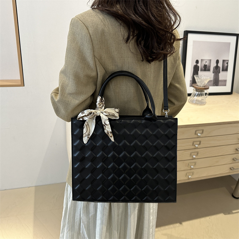 This high-quality large-capacity underarm handbag is a new trendy and fashionable crossbody commuter tote bag for women in the autumn and winter of 2024 Application Scenario