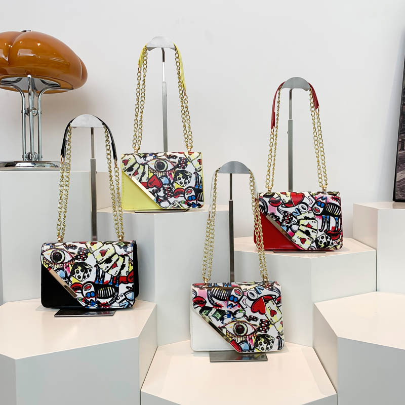 2024 New style fashionable and simple graffiti print single-shoulder small square bag, niche design Korean version chain crossbody single-shoulder bag Application Scenario
