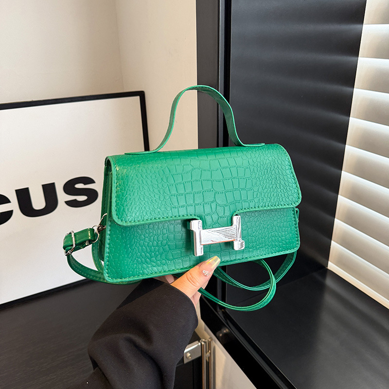 A simple and fashionable single-shoulder crossbody bag for spring 2025, a trendy and casual small square bag. This year, niche handbags are in vogue full figure