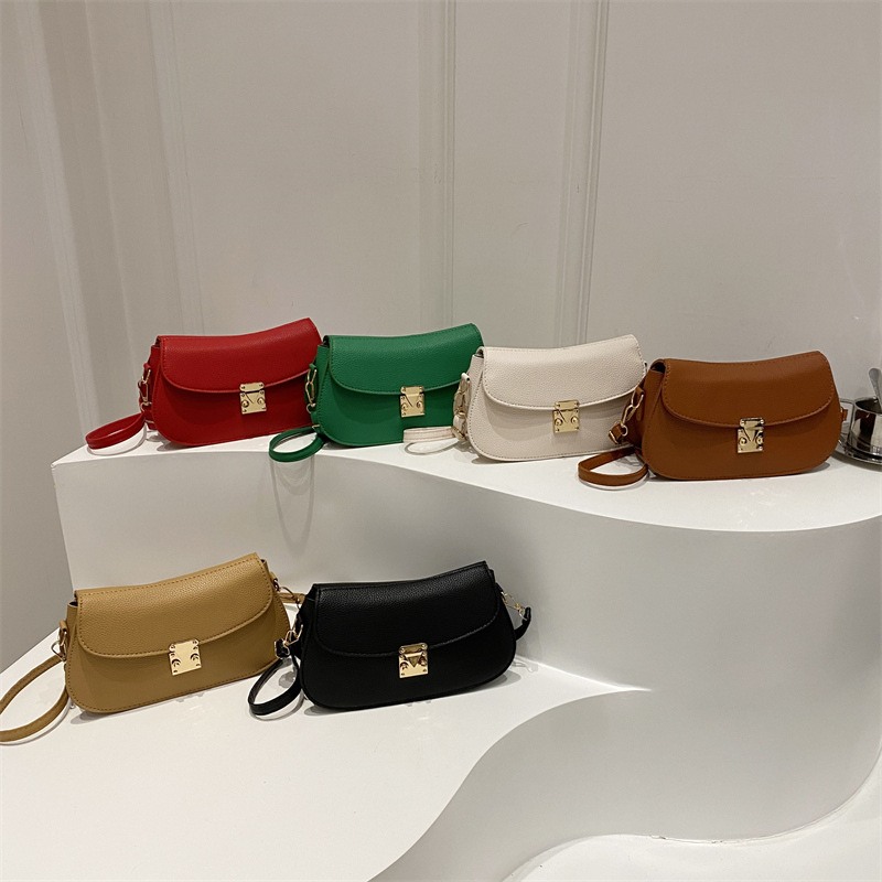 A new solid color, simple, casual and fashionable single-shoulder crossbody small square underarm bag for women will be launched in 2024 Application Scenario