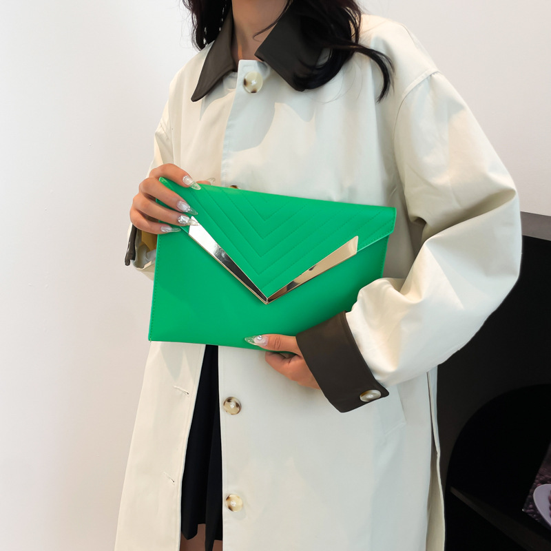 A niche sequined women's clutch bag for 2024, a fashionable and stylish twill body line mobile phone envelope bag details Picture