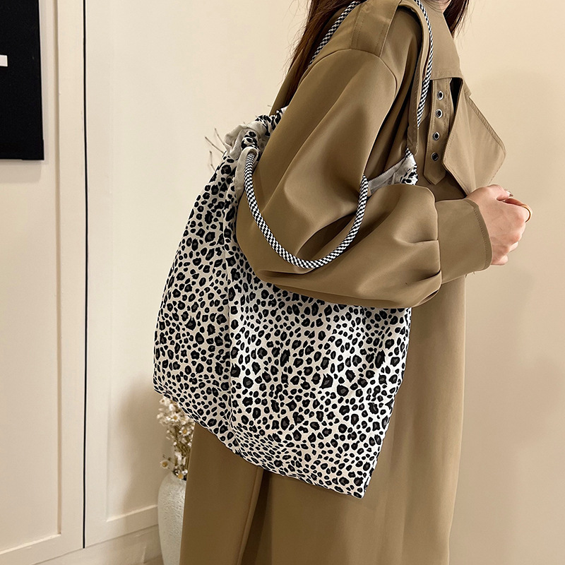 The Korean Instagram Day artistic and versatile casual canvas tote bag for women, with a laid-back style and leopard print crossbody single-shoulder bag trend details Picture