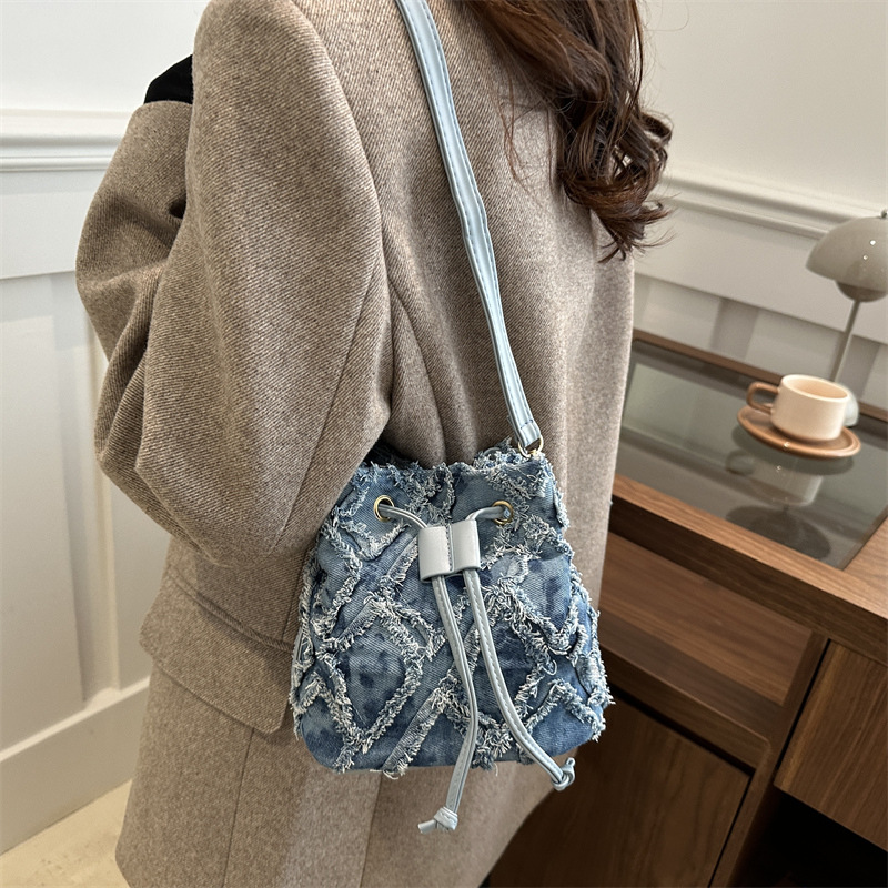 Diamond-shaped mini bucket bag 2025 Spring New Style simple crossbody bag for women, European and American trend drawstring tassel single-shoulder bag Specification drawing