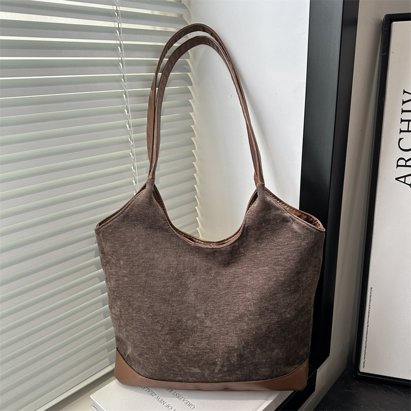 Retro large-capacity tote bag for women, 2024 new style versatile bucket bag with patchwork, laid-back commuting single-shoulder underarm bag full figure