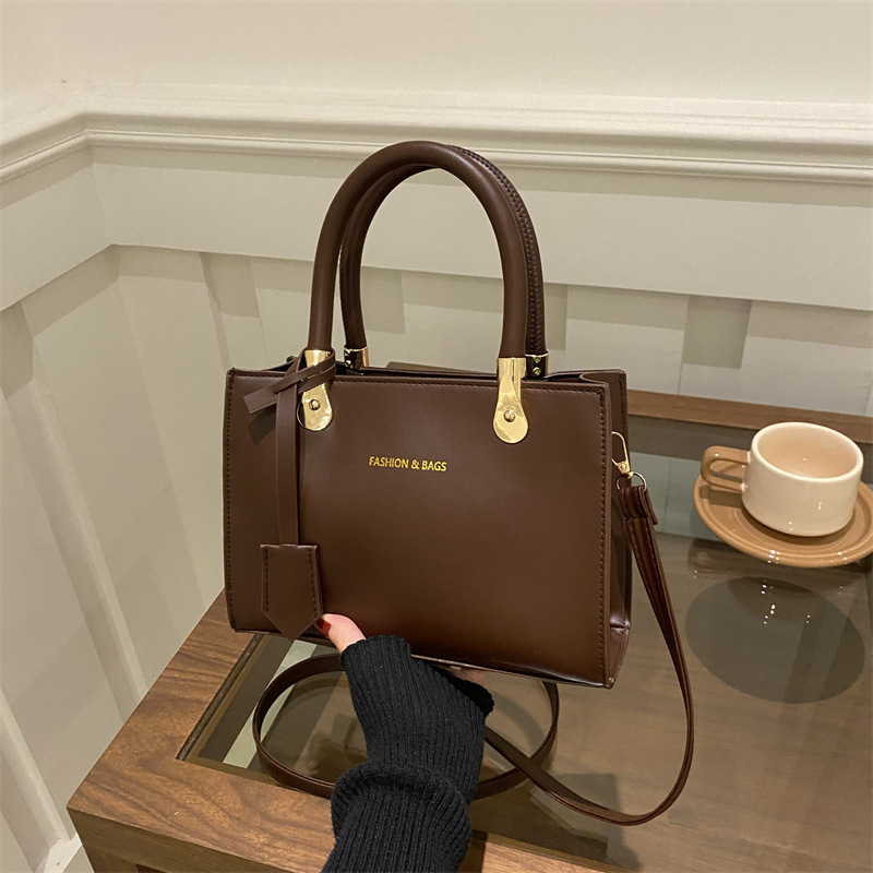 This year's popular handbag is the new autumn/winter 2024 stylish single-shoulder small square bag for ladies. It's a versatile commuting crossbody bag full figure