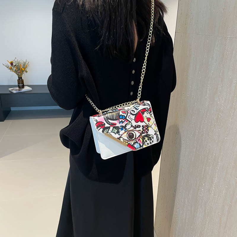 2024 New style fashionable and simple graffiti print single-shoulder small square bag, niche design Korean version chain crossbody single-shoulder bag details Picture